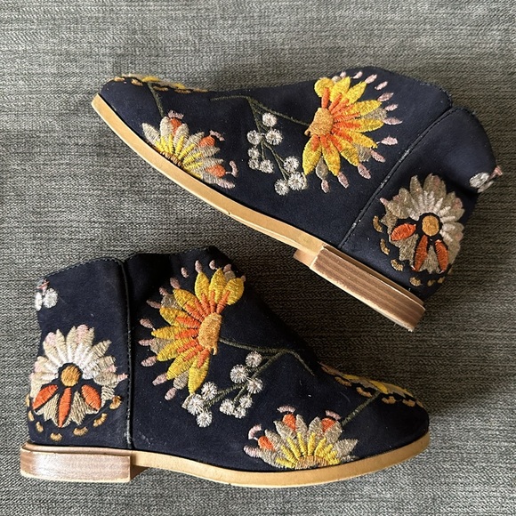 Zara Other - Beautiful ZARA floral detail boots